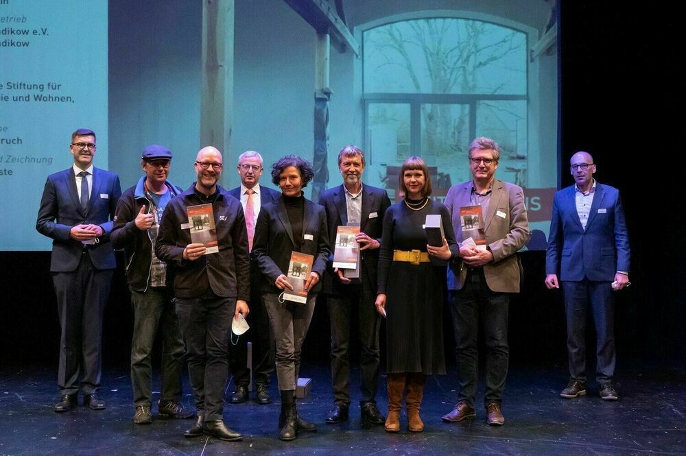 Pressebild: Dorfscheune Prädikow erhält Baukulturpreis Brandenburg 2021